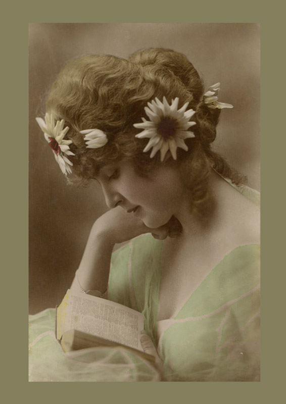 Jeune femme aux cheveux relevés, ornés de marguerites et de fleurs blanches, dans une carte postale photographique ancienne illustrant les coiffures féminines des années 1900.