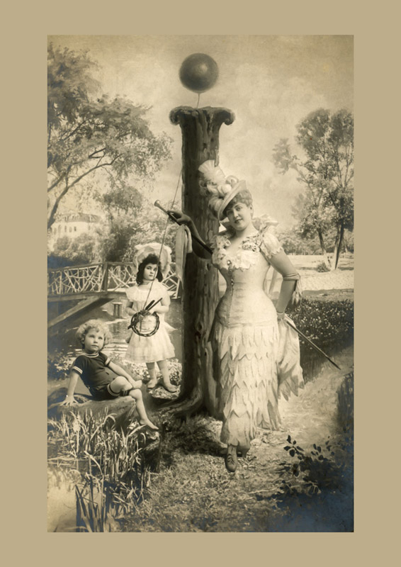 Les lettres I à L se transforment en scènes illustrées dans des cartes postales de la Belle Époque.