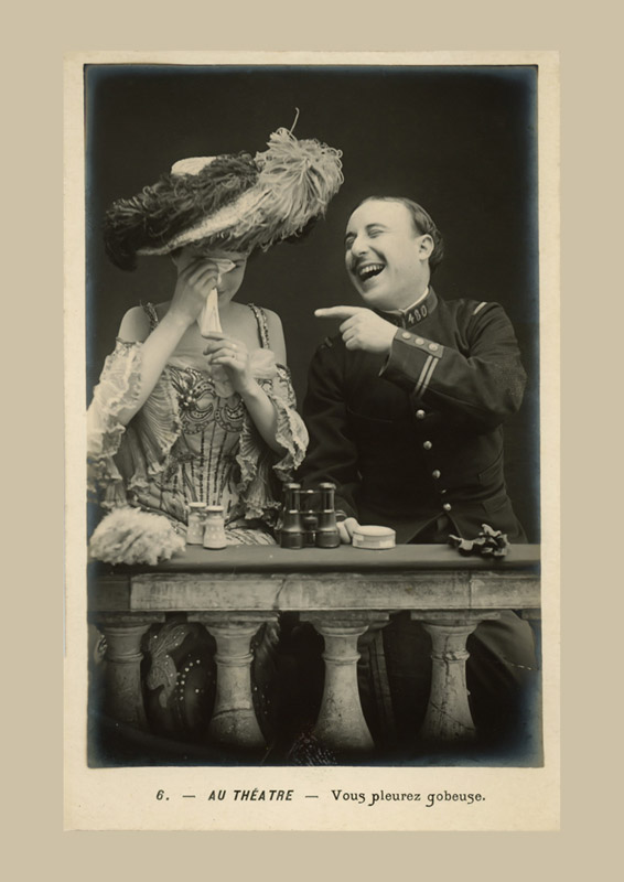 Au Théâtre : découvrez des séries de cartes postales anciennes où la photographie raconte des scènes pleines d'humour inspirées de la Belle Époque.