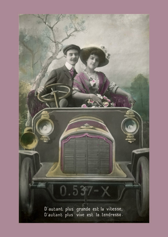 Premières Automobiles (1900-1930) : couple au volant d'une automobile ancienne dans une carte postale photographique colorisée.
