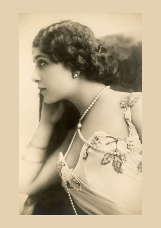 Chant et Opérette Divas et sopranos de la Belle Époque : découvrez les grandes voix de l'opéra et de l'opérette à travers des cartes postales anciennes.