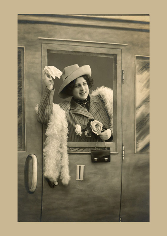 Voyage en train Belle Époque : jeune femme saluant depuis la portière d'un wagon dans une carte postale photographique ancienne.