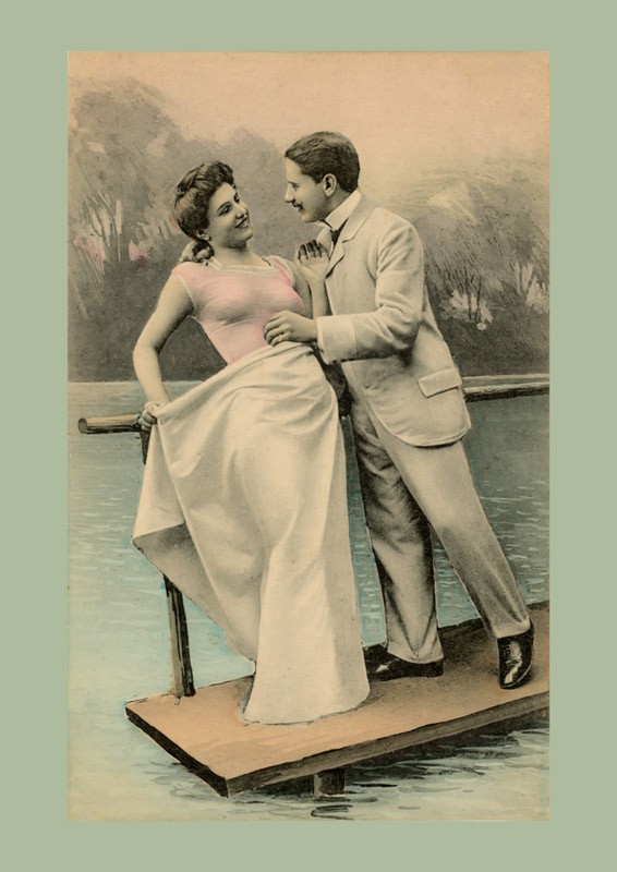 Tout Finit à l'Eau : une série de cartes postales anciennes où une idylle prend un tour inattendu dans une mise en scène pleine d'humour.