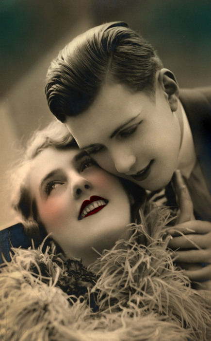 Les confidences d'Angèle et Hubert Portrait romantique des Années folles montrant Angèle blottie contre Hubert. Carte postale ancienne colorisée dans les ateliers d'imprimeurs.