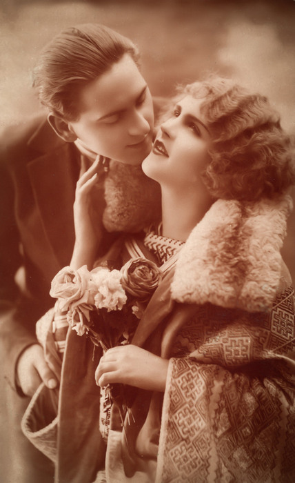 Anne et Louis – Un instant suspendu Dans ce portrait sentimental de l'entre-deux-guerres, Louis s'approche tendrement d'Anne pour l'embrasser.
