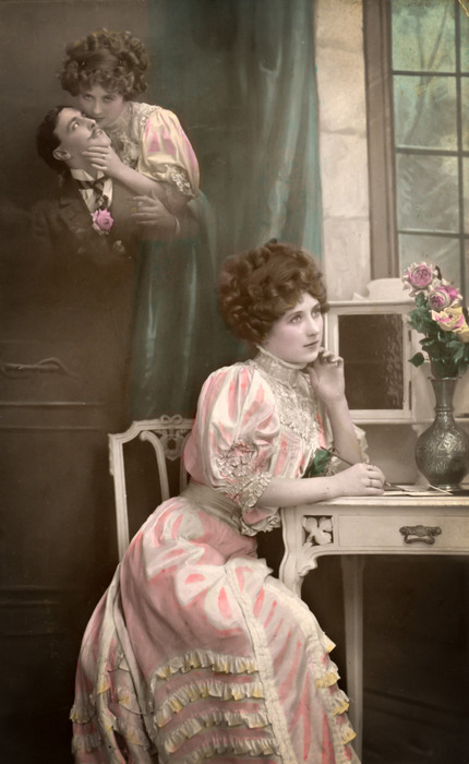 Blanche et l'amour rêvé – Photomontage romantique vers 1900 Dans cette carte postale de la Belle Époque, Blanche songe à l’amour et imagine le bonheur d’une vie à deux. Le photomontage fait apparaître au-dessus d’elle l’image de cette vie rêvée.