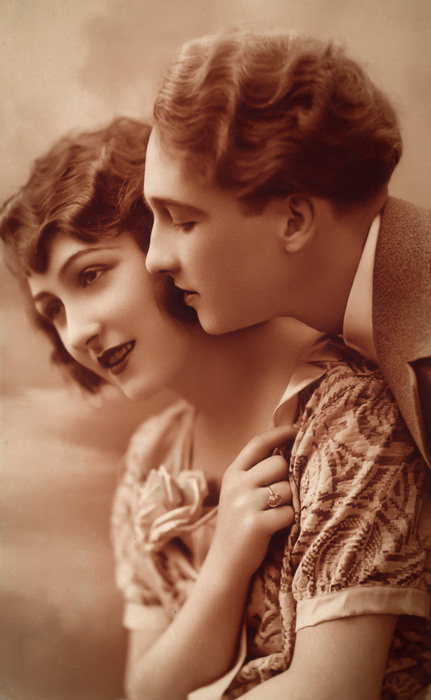 Colette et Paul – Tout près de toi Paul se penche vers Colette dans ce portrait vintage empreint de douceur. Cette photographie traduit la complicité d'un jeune couple des années 1920.