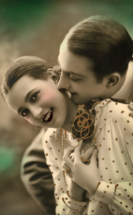 Édith et Émile – Un sourire pour deux Édith et Émile partagent un moment de complicité dans cette carte postale ancienne colorisée des Années folles.