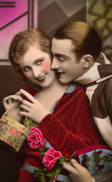 Jeanne Helbling et Émile – Un instant de complicité Jeanne Helbling sourit à Émile dans un portrait colorisé de l'entre-deux-guerres. Des regards complices célèbrent le romantisme des Années folles.