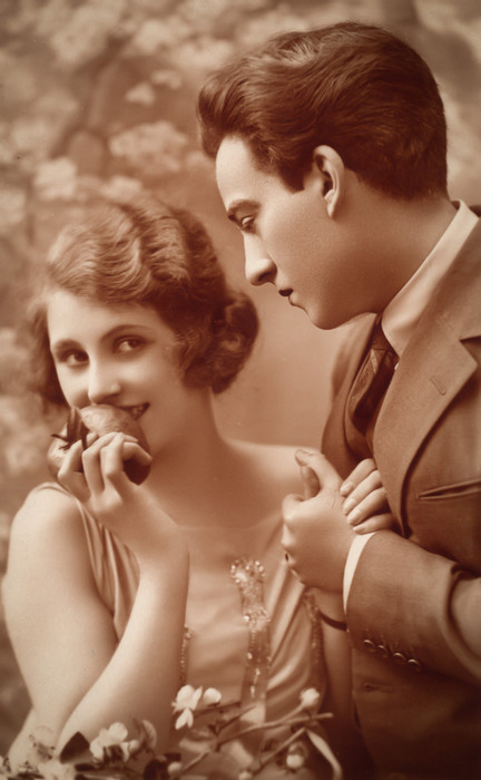 Jeanne Helbling et Albert – Un sourire partagé Dans cette scène romantique de l'entre-deux-guerres, Jeanne Helbling lance un sourire malicieux à Albert.