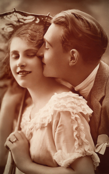 Jeanne Helbling et Victor – Le baiser volé Dans cette carte postale ancienne des Années folles, Victor dépose un baiser sur la joue de Jeanne Helbling.