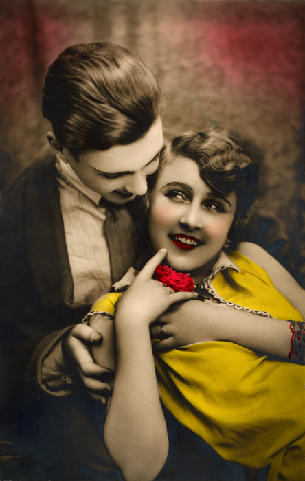 Odette et Hubert – Tendresse retrouvée des Années folles Dans cette carte postale ancienne colorisée des Années folles, Odette et Hubert échangent un regard complice.
