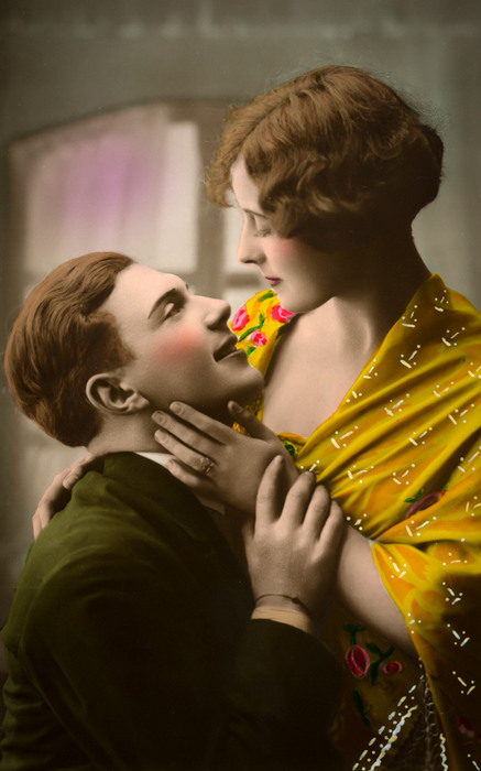 Solange et Hubert – Les yeux dans les yeux Portrait vintage colorisé des années 20 représentant Solange et Hubert échangeant un regard empreint de tendresse.