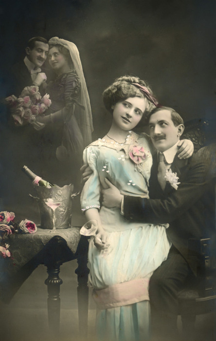 Le Mariage d'Albertine – Photomontage romantique vers 1900 Dans cette carte postale de la Belle Époque, Albertine rêve au mariage et imagine le bonheur d’une vie à deux. Le photomontage fait apparaître autour d’elle les images de cette vie rêvée.