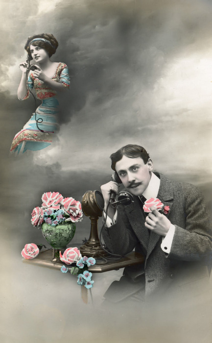 Alfred téléphone à l'Absente rêvée Dans cette carte postale de la Belle Époque, Alfred téléphone tandis que l’image d’une femme apparaît dans un nuage. Le photomontage donne ainsi une forme visible à celle qui semble être à l’autre bout du fil.