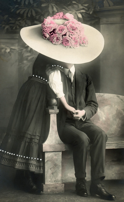 Edmonde et Lucien – Le secret des amoureux Edmonde se penche vers Lucien tandis que son immense chapeau couvert de roses cache leur tendre baiser. Cette photographie ancienne de la Belle Époque célèbre les amours discrètes.