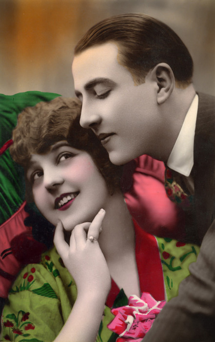 Édouard et Marie – Regards amoureux Dans cette scène sentimentale des années 1920, Edouard et Marie échangent un sourire complice. La colorisation est d'origine.