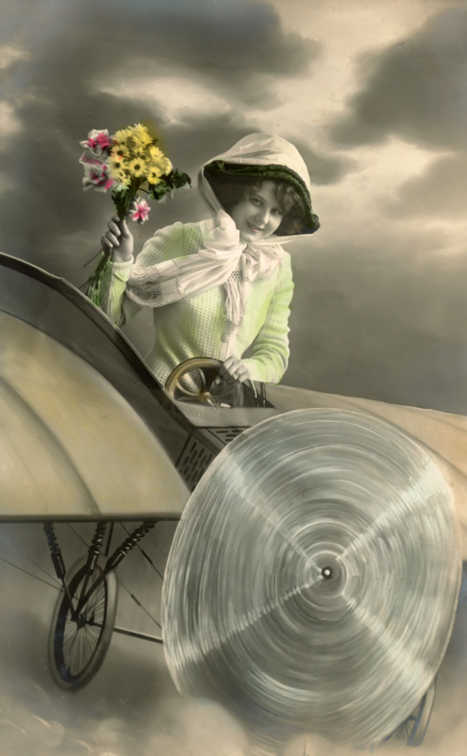 Elisa – Un bouquet en plein vol Elisa tient un bouquet de fleurs à bord d’un aéroplane dont l’hélice est représentée en mouvement. Cette carte postale photographique témoigne de la fascination pour l’aviation naissante et de l’imaginaire du voyage à la Belle Époque.