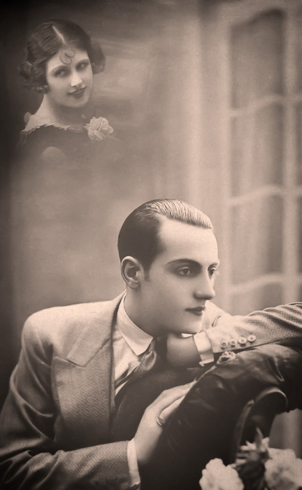 Émile et l'Absente rêvée – Souvenir mélancolique Dans cette carte postale de la Belle Époque, Emile songe à une femme dont le visage apparaît en transparence. Le photomontage crée une apparition subtile, comme la présence d’une personne absente.