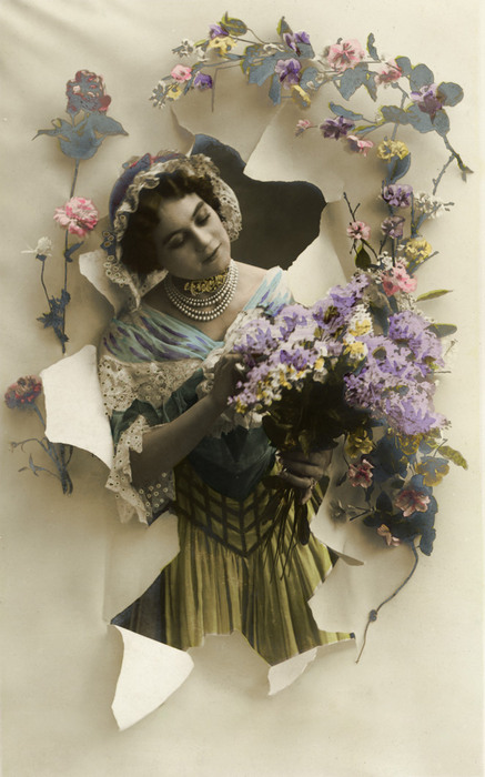Émilienne et le bouquet de lilas – Papier déchiré Belle Époque Dans cette carte postale ancienne, Émilienne surgit d’une feuille de papier alors qu’elle tient un généreux bouquet de lilas. Les fleurs qui entourent son portrait renforcent l’illusion de profondeur et donnent à cette composition un caractère particulièrement poétique.