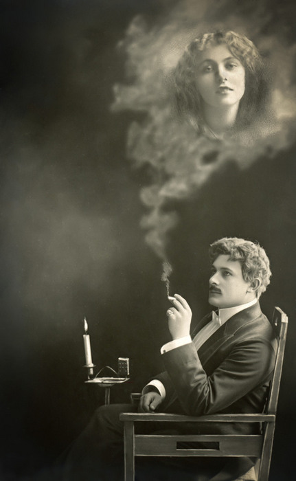 L'Absente rêvée d'Ernest – Scène 1 Dans cette carte postale de la Belle Époque, Ernest rêve à la femme qu’il aime. Les effets de transparence créent une étonnante illusion.