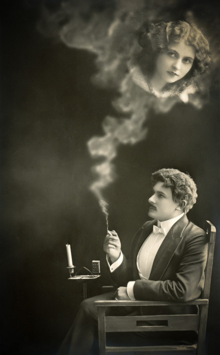 L'Absente rêvée d'Ernest – Scène 3 Dans cette carte postale de la Belle Époque, Ernest songe à la femme qu’il aime. Celle-ci apparaît dans la fumée de sa cigarette.