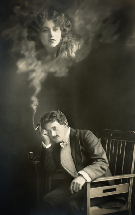 L'Absente rêvée d'Ernest – Scène 6 Dans cette carte postale de la Belle Époque, Ernest songe à sa bien-aimée. Le visage de celle-ci apparaît dans la fumée de sa cigarette. Le photomontage et les effets de transparence donnent à cette apparition une remarquable finesse.