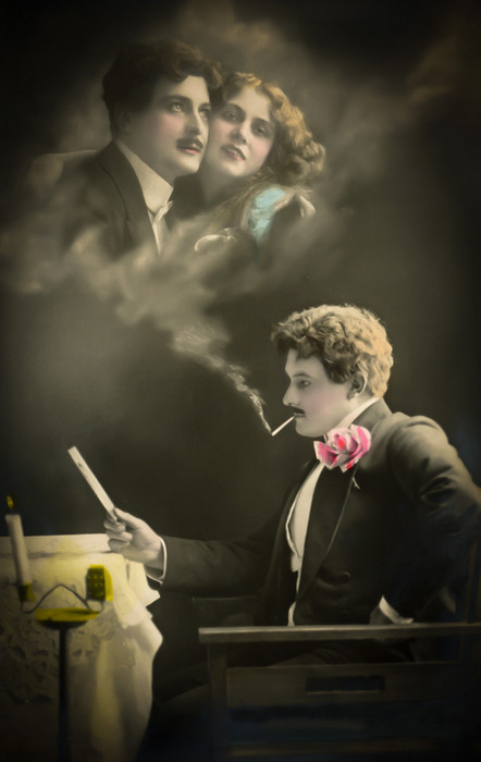 L'Absente rêvée d'Ernest – Scène 7 Carte postale de la Belle Époque représentant un homme lisant une lettre tandis qu'un couple apparaît dans la fumée de sa cigarette.