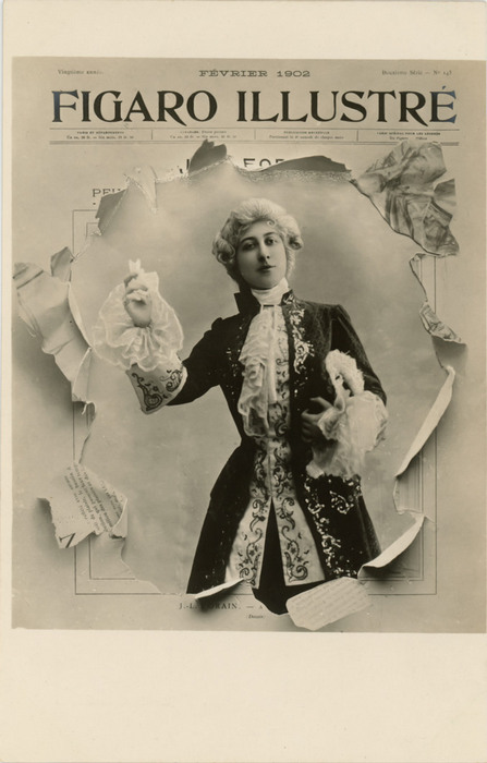 Le Figaro illustré – L'art du journal déchiré vers 1900 Dans cette carte postale ancienne, un personnage costumé semble surgir des pages du Figaro Illustré. Le jeu de découpe crée l’illusion qu’il traverse la une du journal.