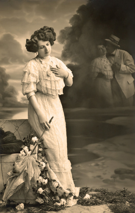 Germaine et l'amant rêvé – Apparition romantique vers 1900 Dans cette carte postale de la Belle Époque, une jeune femme rêve à son amant. Le photomontage et les effets de transparence créent une étonnante apparition, témoignant de l’ingéniosité des techniques photographiques de l’époque.