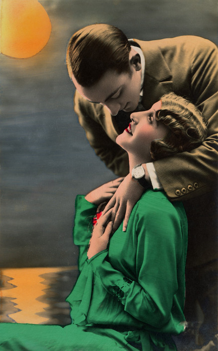 Jeanne et Émile sous la pleine lune Sous une pleine lune se reflètant dans l’eau, Jeanne renverse la tête vers Émile. Cette scène romantique évoque l’un des thèmes récurrents des cartes postales anciennes des Années folles.