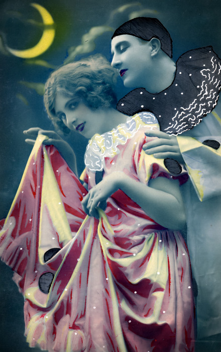 Colombine et Pierrot – Étreinte sous la lune Dans cette carte postale colorisée des années 1920, Jeanne Helbling, déguisée en Colombine, se trouve tout contre Pierrot, sous un croissant de lune.