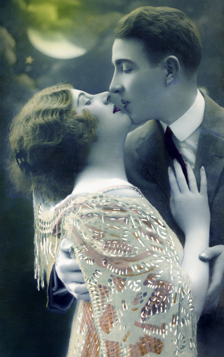Jeanne et Lucien au clair de lune Sous la lumière de la lune, Jeanne et Lucien échangent un baiser. Cette carte postale ancienne colorisée évoque le romantisme des années 1920.