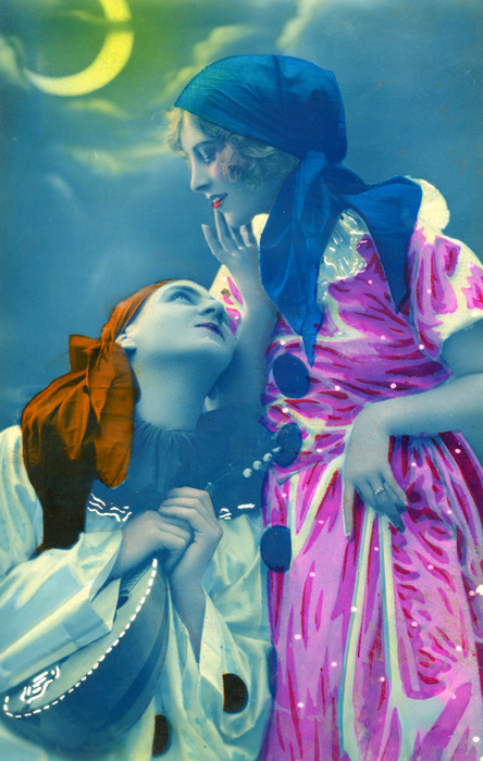 Jeanne et Lucien – Rêverie au clair de lune Dans cette carte postale ancienne colorisée des Années folles, Jeanne Helbling déguisée en Colombine, contemple son Pierrot.