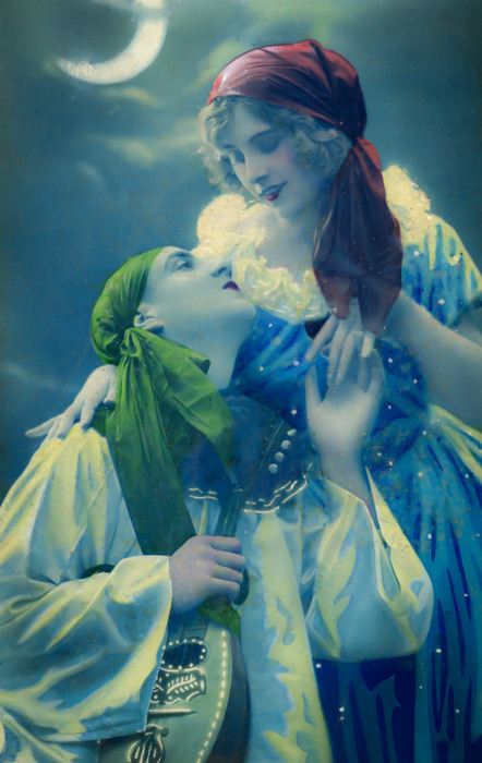 Jeanne et Lucien – Confidence sous la lune Jeanne Helbling pose délicatement sa main sur l'épaule de Lucien sous un croissant de lune, dans cette carte postale ancienne colorisée au romantisme des Années folles.