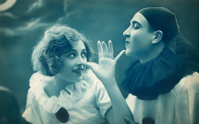 Le pied de nez de Colombine Sous un ciel nocturne éclairé par la lune, Jeanne Helbling, costumée en Colombine, fait un pied de nez à Pierrot.