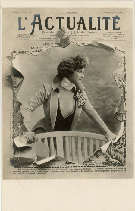 L'Actualité – L'art du journal déchiré vers 1900 Dans cette carte postale ancienne, une élégante en habit masculin semble surgir des pages de L’Actualité. Le jeu de découpe crée un étonnant effet de profondeur entre son portrait et les colonnes du journal.