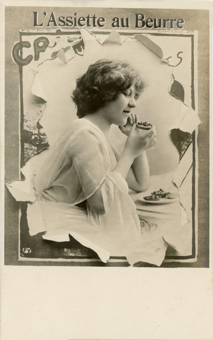 L'Assiette au Beurre – L'art du journal déchiré vers 1900 Dans cette carte postale ancienne, une jeune femme apparaît à travers les pages déchirées de L’Assiette au Beurre, tout en dégustant une pâtisserie. Le jeu de découpe crée une étonnante illusion de profondeur entre son portrait et les pages de la revue.