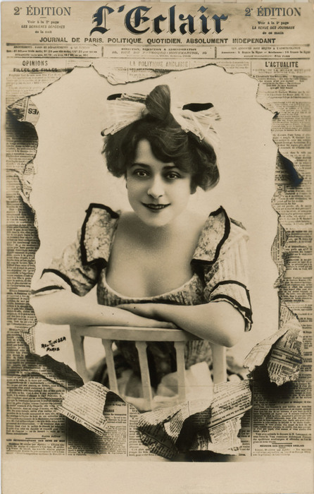 L'Éclair – L'art du papier déchiré vers 1900 Dans cette carte postale ancienne, une jeune femme apparaît à travers la une déchirée de L’Éclair. Son portrait, encadré par les colonnes du journal et les morceaux de papier, crée un étonnant effet de profondeur.