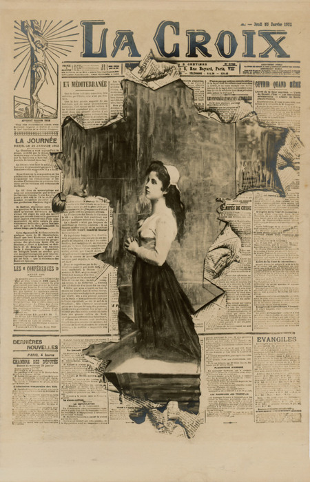 La Croix – L'art du journal déchiré vers 1900 Dans cette carte postale ancienne, une jeune femme semble surgir des pages de La Croix à travers une large déchirure. Le jeu de découpe crée un étonnant effet de profondeur entre le portrait et les colonnes du journal.
