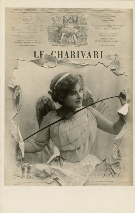 Le Charivari – L'art du journal déchiré vers 1900 Dans cette carte postale ancienne, une jeune femme costumée semble surgir des pages du Charivari à travers une large déchirure. Le jeu de découpe crée une étonnante illusion de profondeur entre son portrait et les pages du journal.