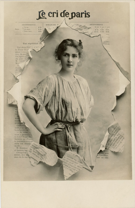 Le Cri de Paris – L'art du journal déchiré vers 1900 Dans cette carte postale ancienne, une jeune femme semble surgir des pages déchirées du Cri de Paris. Les morceaux de papier qui entourent son portrait accentuent l’illusion de profondeur et donnent à cette composition un étonnant effet de relief.