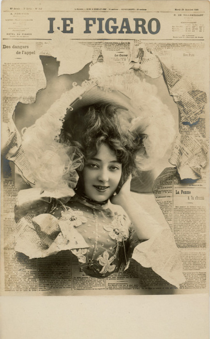 Le Figaro – L'art du journal déchiré vers 1900 Dans cette carte postale de la Belle Époque, Anna Held semble surgir des pages du Figaro. Cette mise en scène originale donne l’illusion que l’actrice traverse la une du journal.