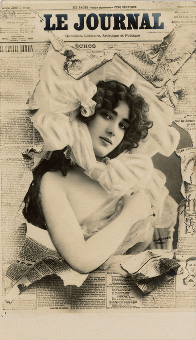 Le Journal – L'art du papier déchiré vers 1900 Dans cette carte postale ancienne, une jeune femme semble surgir de la une déchirée du Journal. Ce trompe-l’œil associe photographie et presse imprimée pour créer une étonnante illusion de profondeur.