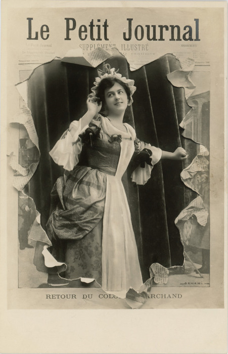 Le Petit Journal – L'art du journal déchiré vers 1900 Dans cette carte postale ancienne, une jeune femme costumée semble surgir des pages déchirées du Petit Journal. Les morceaux de papier qui entourent son portrait accentuent l’illusion de profondeur et donnent à cette composition un étonnant effet de relief.