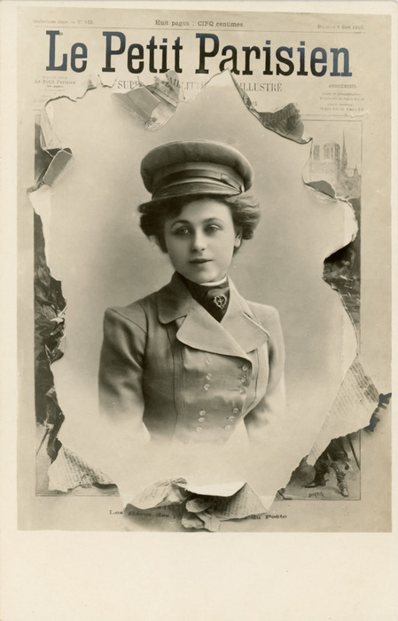 Le Petit Parisien – L'art du papier déchiré vers 1900 Dans cette carte postale ancienne, une jeune femme apparaît à travers une page déchirée du Petit Parisien. Son portrait, encadré par les morceaux du journal, crée une étonnante illusion de profondeur.