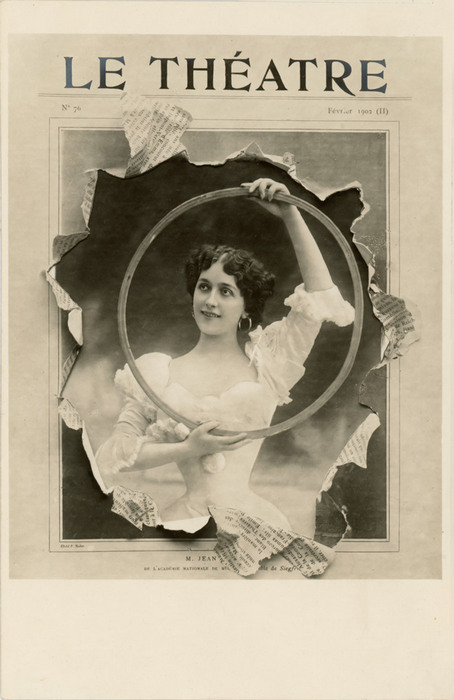 Le Théâtre – L'art du journal déchiré vers 1900 Dans cette carte postale de la Belle Époque, Lina Cavalieri semble surgir des pages de la revue Le Théâtre. Le jeu de découpe crée l’illusion que l’actrice traverse la page, comme si elle s’en échappait.