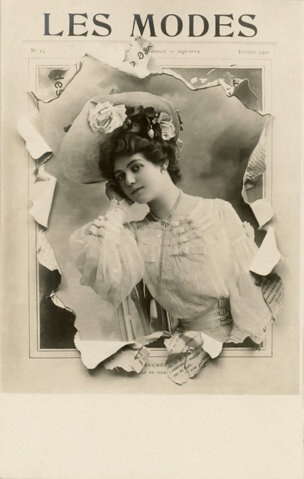 Les Modes – L'art du journal déchiré vers 1900 Dans cette carte postale ancienne, une élégante semble surgir des pages déchirées de Les Modes. Son portrait, entouré de morceaux de papier, crée une étonnante illusion de profondeur.