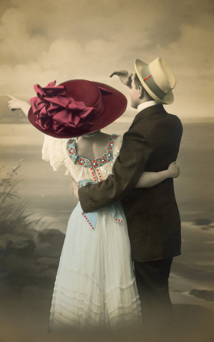 Louisette et Abel face à l'horizon Louisette et Abel se tournent vers l'horizon dans une scène empreinte de tendresse. Cette carte postale photographique colorisée de la Belle Époque célèbre un amour discret.
