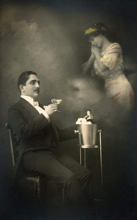 Lucien et l'Absente rêvée – Photomontage romantique Dans cette carte postale de la Belle Époque, Lucien contemple une femme qui apparaît dans un nuage de fumée. Le subtil jeu de superposition et de transparence révèle toute la virtuosité du photomontage à cette époque.